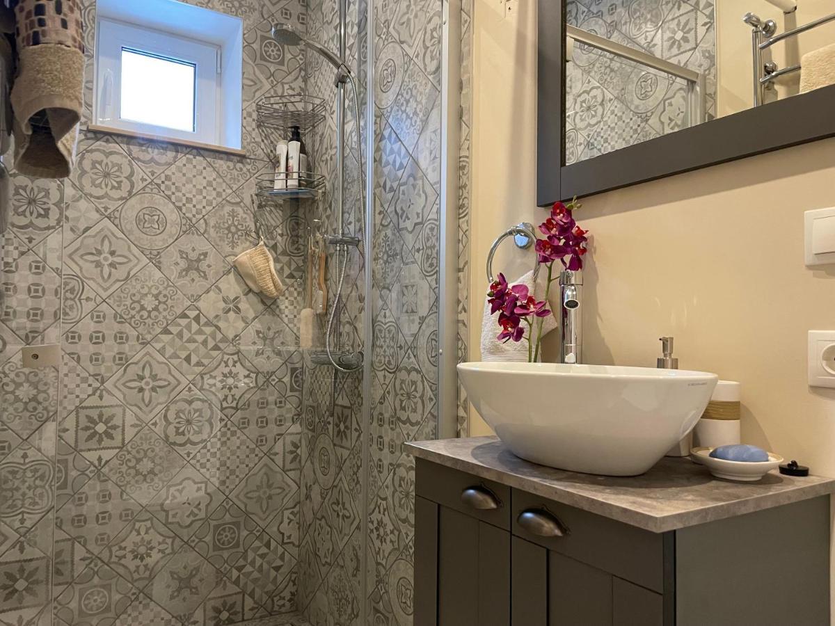 Pristine 1Br Apt In City Center W/ Patio And Parking Riga Exteriör bild
